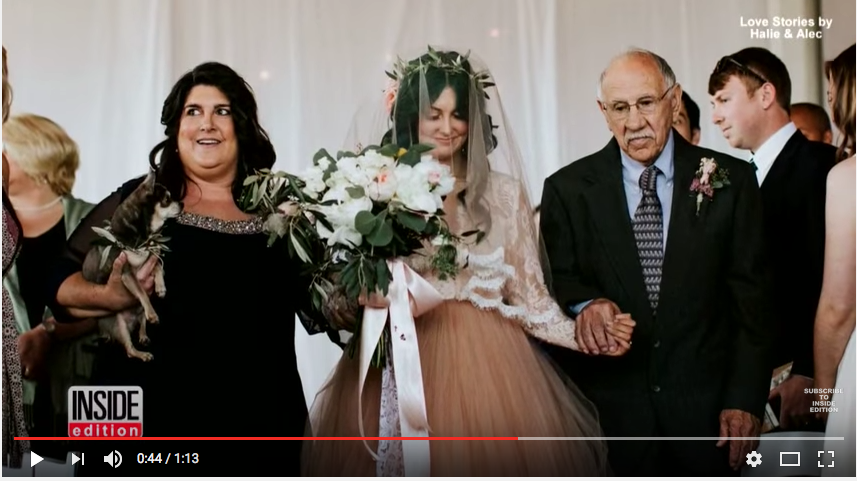 La sposa in sedia a rotelle cammina fino all’altare La sposa in sedia a rotelle cammina fino all’altare