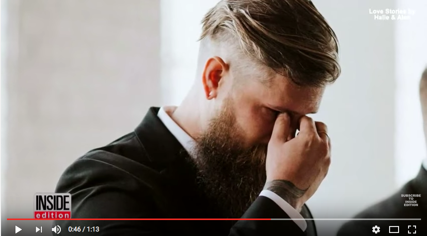 La sposa in sedia a rotelle cammina fino all’altare La sposa in sedia a rotelle cammina fino all’altare