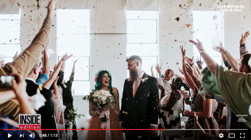 La sposa in sedia a rotelle cammina fino all’altare La sposa in sedia a rotelle cammina fino all’altare