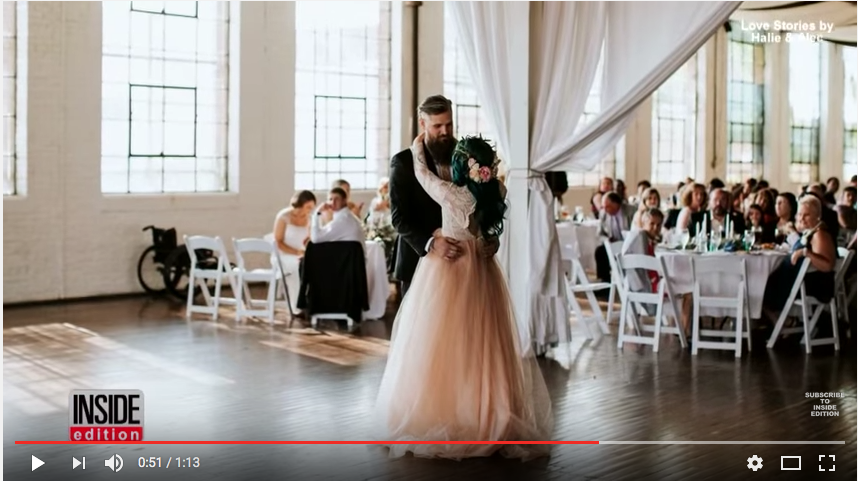 La sposa in sedia a rotelle cammina fino all’altare La sposa in sedia a rotelle cammina fino all’altare