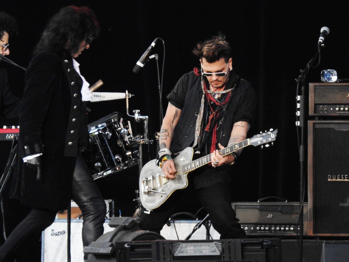 Johnny Depp si amputa un dito e accusa la moglie di tradimento Johnny Depp si amputa un dito e accusa la moglie di tradimento