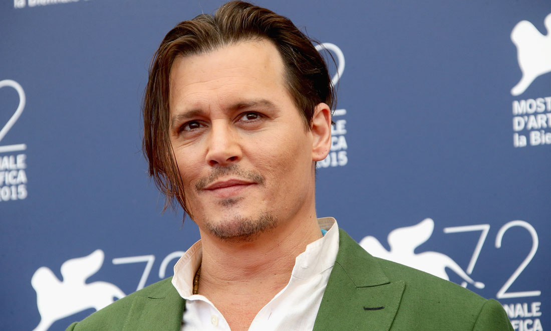 Johnny Depp si amputa un dito e accusa la moglie di tradimento Johnny Depp si amputa un dito e accusa la moglie di tradimento