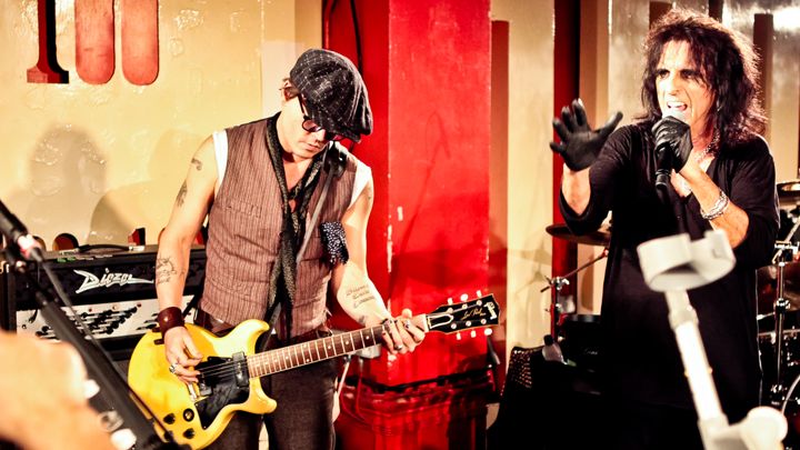 Johnny Depp si amputa un dito e accusa la moglie di tradimento Johnny Depp si amputa un dito e accusa la moglie di tradimento