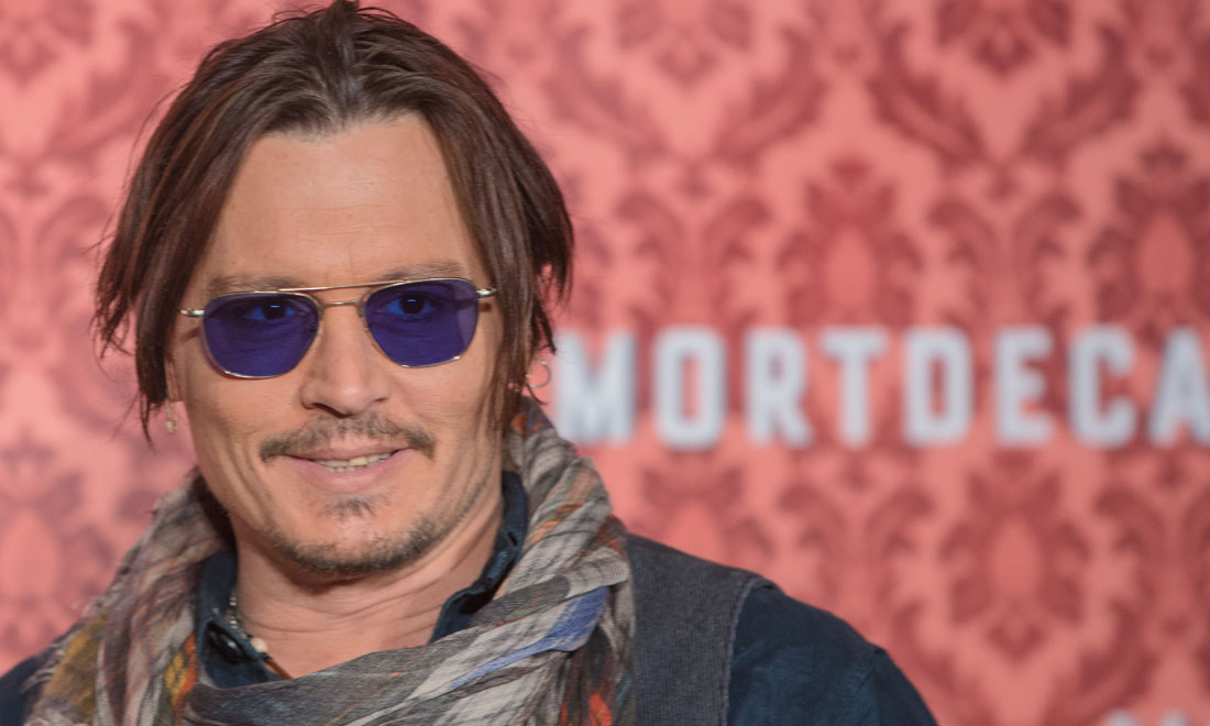 Johnny Depp si amputa un dito e accusa la moglie di tradimento Johnny Depp si amputa un dito e accusa la moglie di tradimento