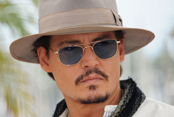 Johnny Depp si amputa un dito e accusa la moglie di tradimento Johnny Depp si amputa un dito e accusa la moglie di tradimento