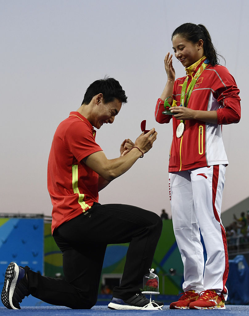 Rio 2016: proposta di matrimonio alla cinese He Zi. Dopo l’argento c’è l’anello Rio 2016: proposta di matrimonio alla cinese He Zi. Dopo l’argento c’è l’anello