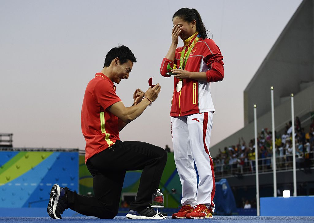 Rio 2016: proposta di matrimonio alla cinese He Zi. Dopo l’argento c’è l’anello Rio 2016: proposta di matrimonio alla cinese He Zi. Dopo l’argento c’è l’anello