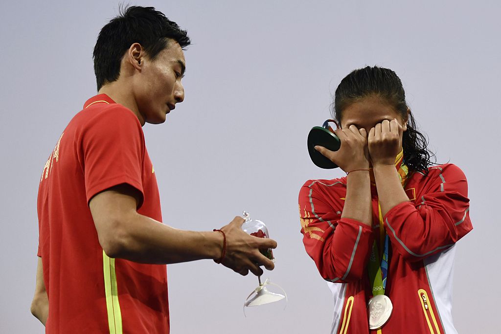 Rio 2016: proposta di matrimonio alla cinese He Zi. Dopo l’argento c’è l’anello Rio 2016: proposta di matrimonio alla cinese He Zi. Dopo l’argento c’è l’anello