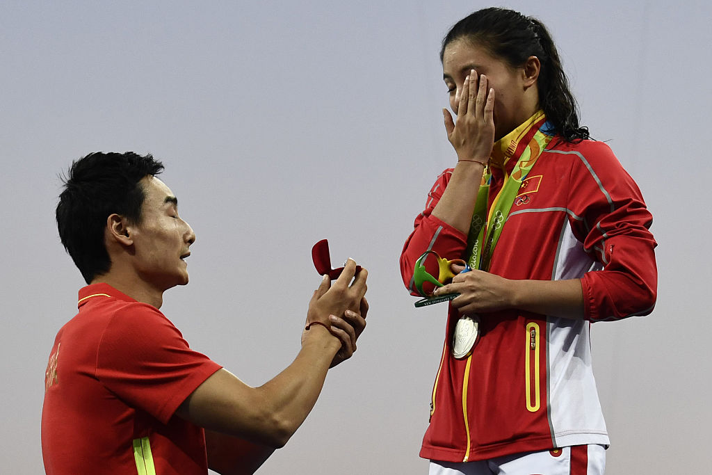 Rio 2016: proposta di matrimonio alla cinese He Zi. Dopo l’argento c’è l’anello Rio 2016: proposta di matrimonio alla cinese He Zi. Dopo l’argento c’è l’anello