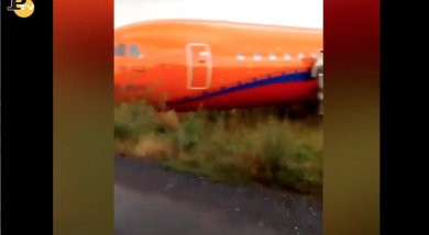 Russia: aereo atterra fuori pista | video