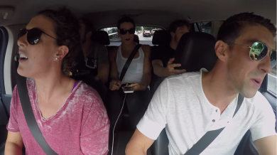 Phelps ed il karaoke con la nazionale Usa di nuoto | video