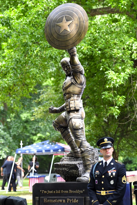 A Brooklyn inaugurata la statua di Captain America A Brooklyn inaugurata la statua di Captain America