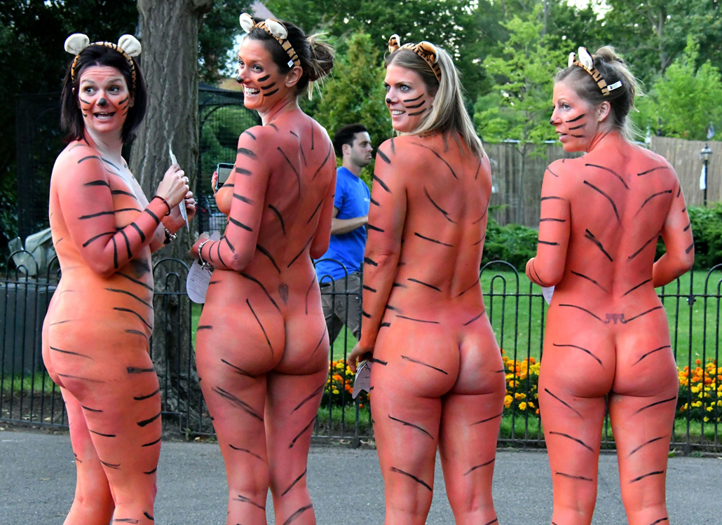 Nude e dipinte per aiutare le tigri