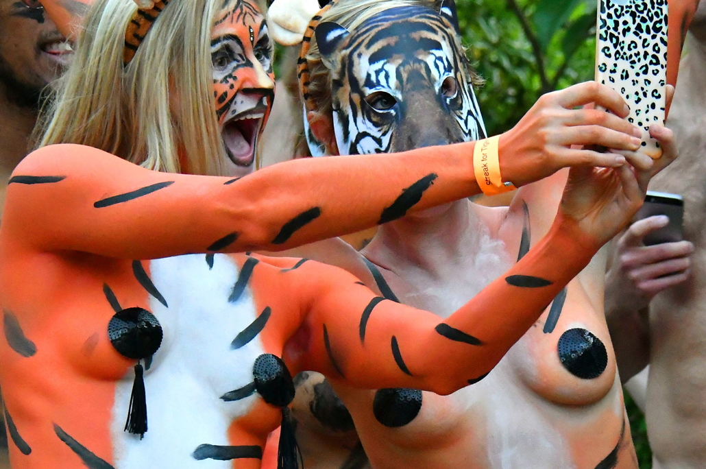 Nude e dipinte per aiutare le tigri