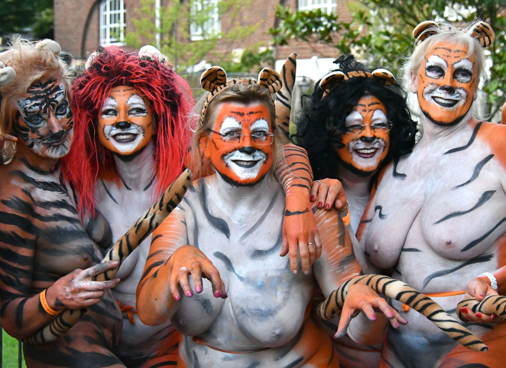 Nude e dipinte per aiutare le tigri