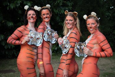 Nude e dipinte per aiutare le tigri