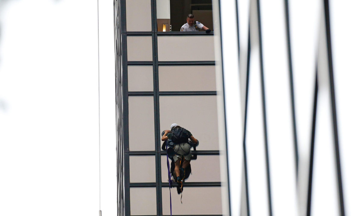 Usa, un ragazzo scala la Trump Tower – Foto Usa, un ragazzo scala la Trump Tower – Foto
