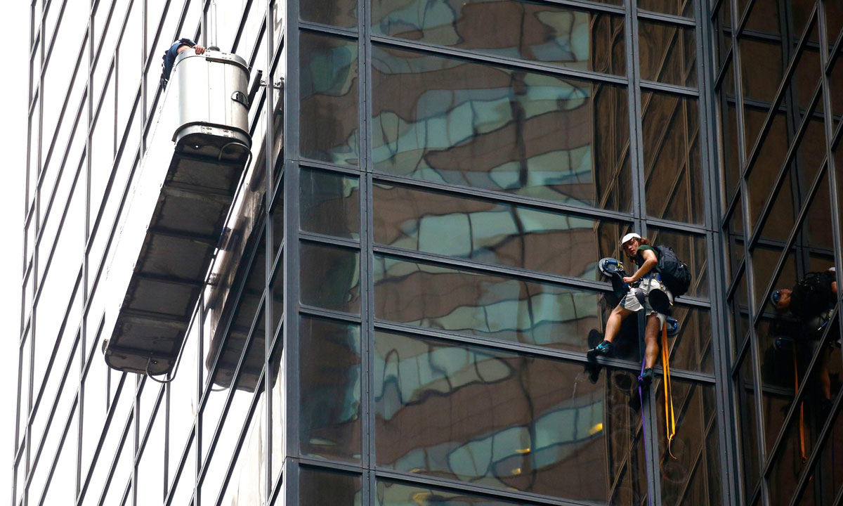 Usa, un ragazzo scala la Trump Tower – Foto Usa, un ragazzo scala la Trump Tower – Foto