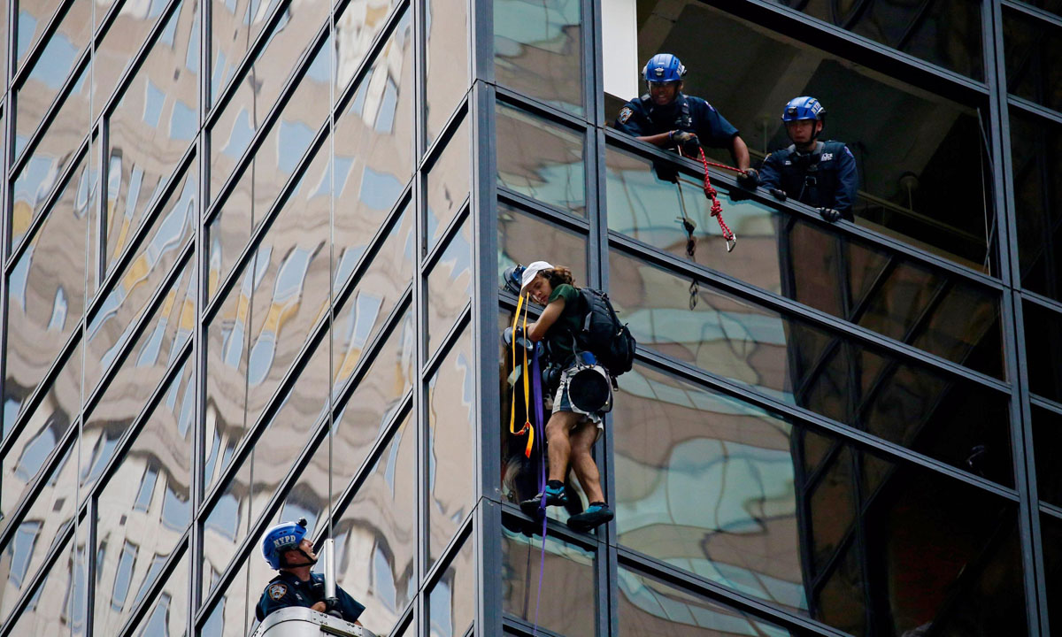 Usa, un ragazzo scala la Trump Tower – Foto Usa, un ragazzo scala la Trump Tower – Foto
