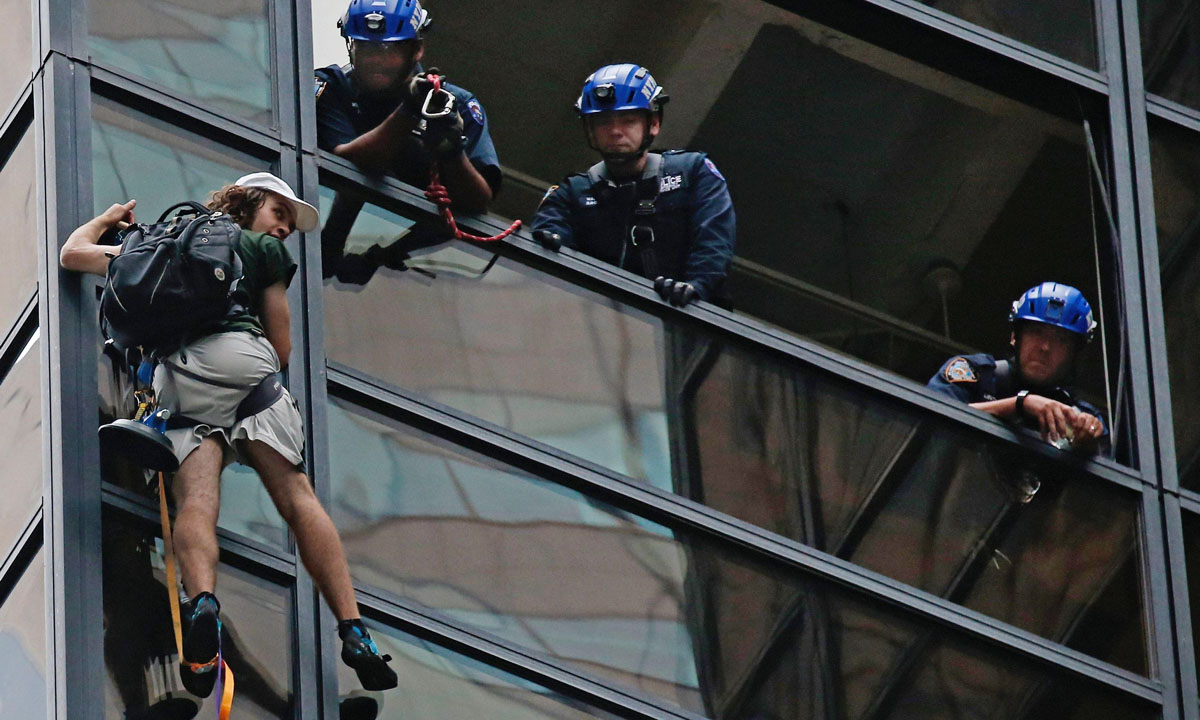 Usa, un ragazzo scala la Trump Tower – Foto Usa, un ragazzo scala la Trump Tower – Foto