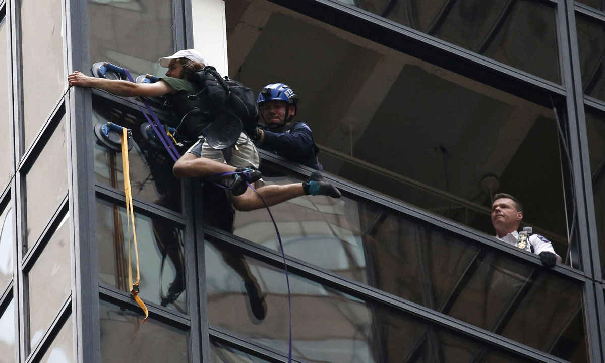 Usa, un ragazzo scala la Trump Tower – Foto Usa, un ragazzo scala la Trump Tower – Foto