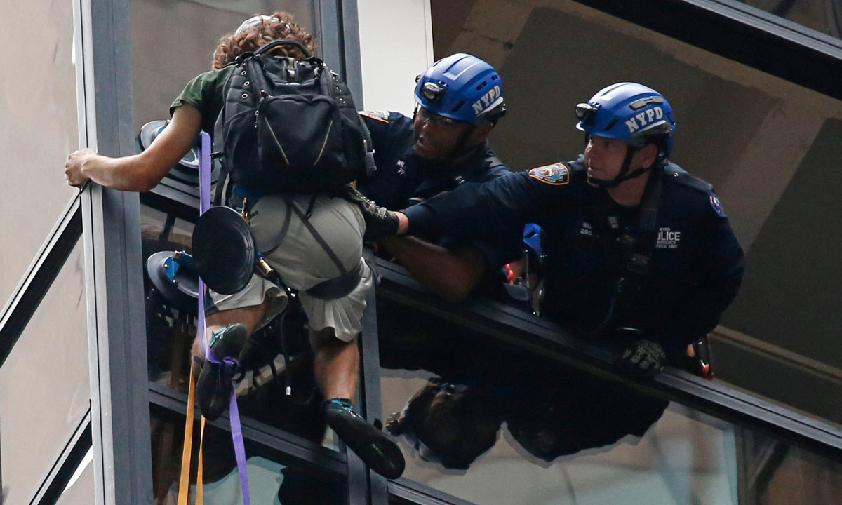 Usa, un ragazzo scala la Trump Tower – Foto Usa, un ragazzo scala la Trump Tower – Foto