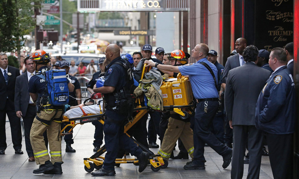 Usa, un ragazzo scala la Trump Tower – Foto Usa, un ragazzo scala la Trump Tower – Foto