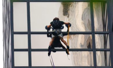 Usa, un ragazzo scala la Trump Tower – Foto