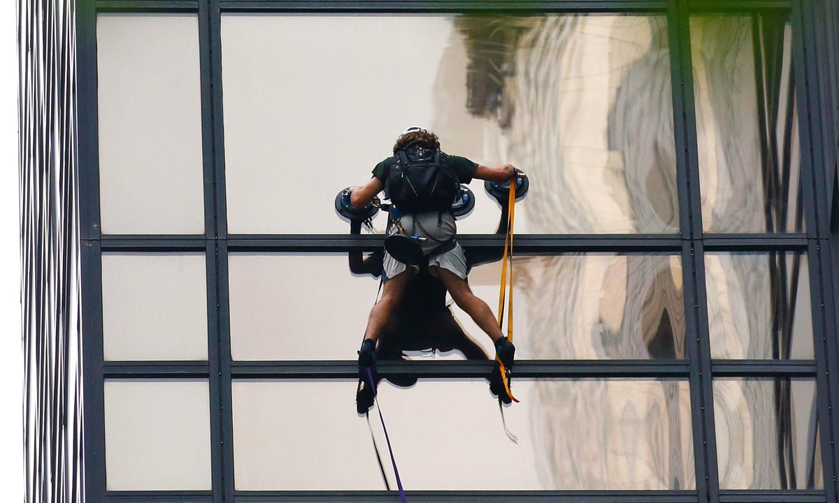 Usa, un ragazzo scala la Trump Tower – Foto Usa, un ragazzo scala la Trump Tower – Foto