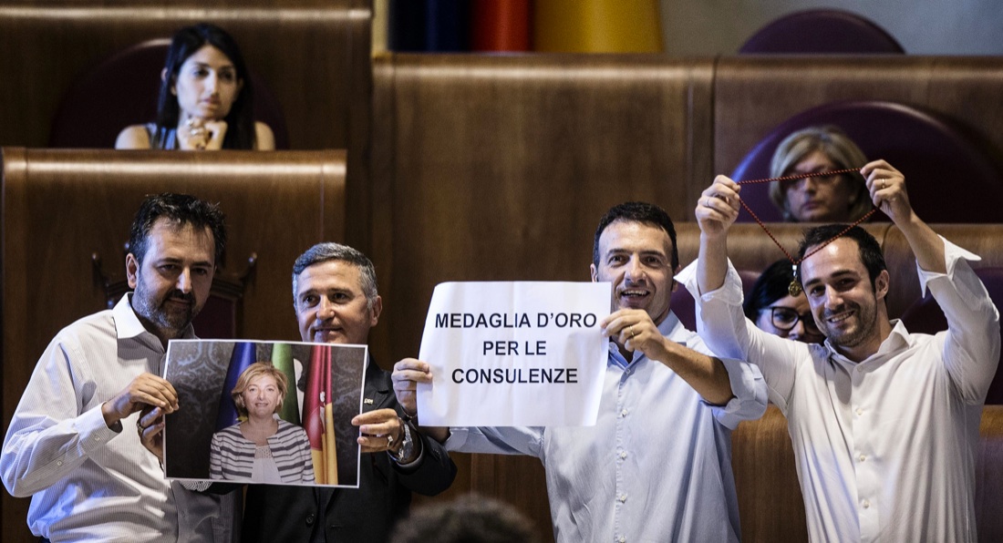 Rifiuti a Roma: la difesa di Virginia Raggi Rifiuti a Roma: la difesa di Virginia Raggi