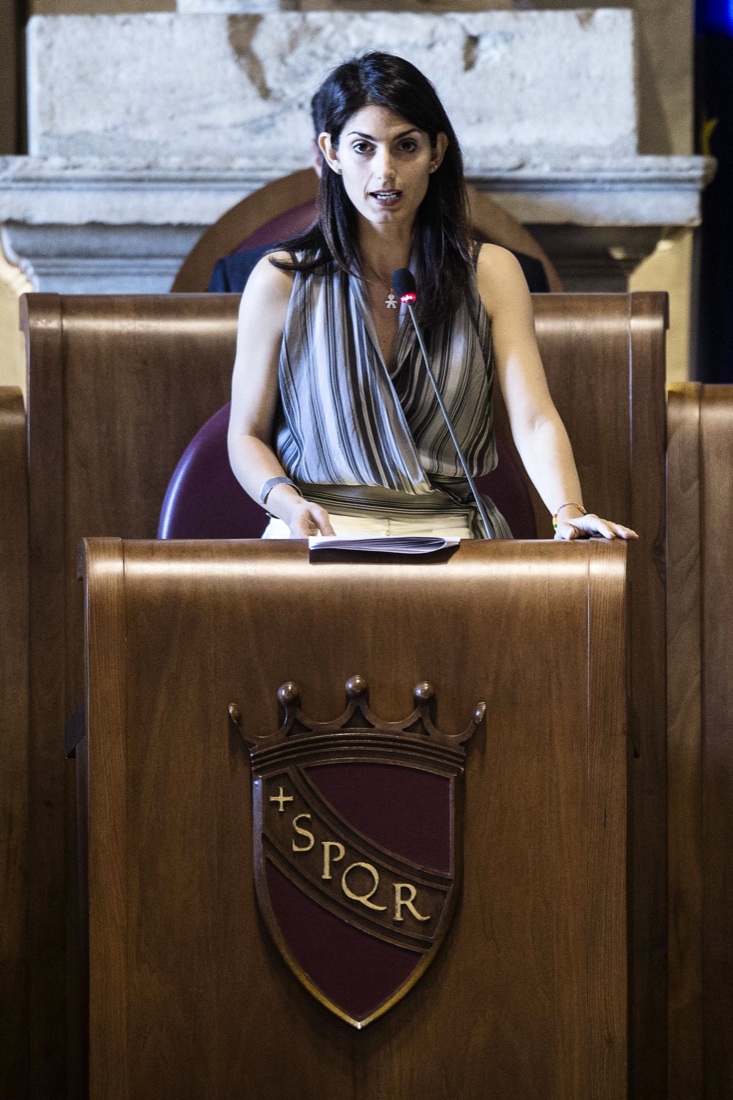 Rifiuti a Roma: la difesa di Virginia Raggi Rifiuti a Roma: la difesa di Virginia Raggi