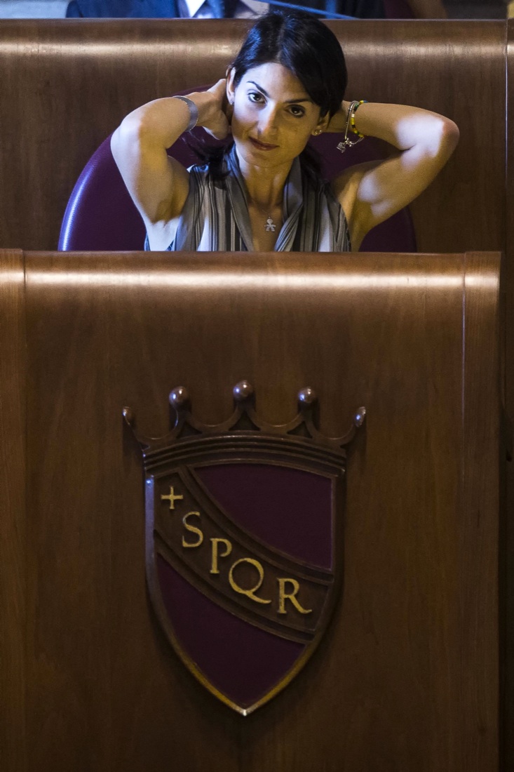 Rifiuti a Roma: la difesa di Virginia Raggi Rifiuti a Roma: la difesa di Virginia Raggi