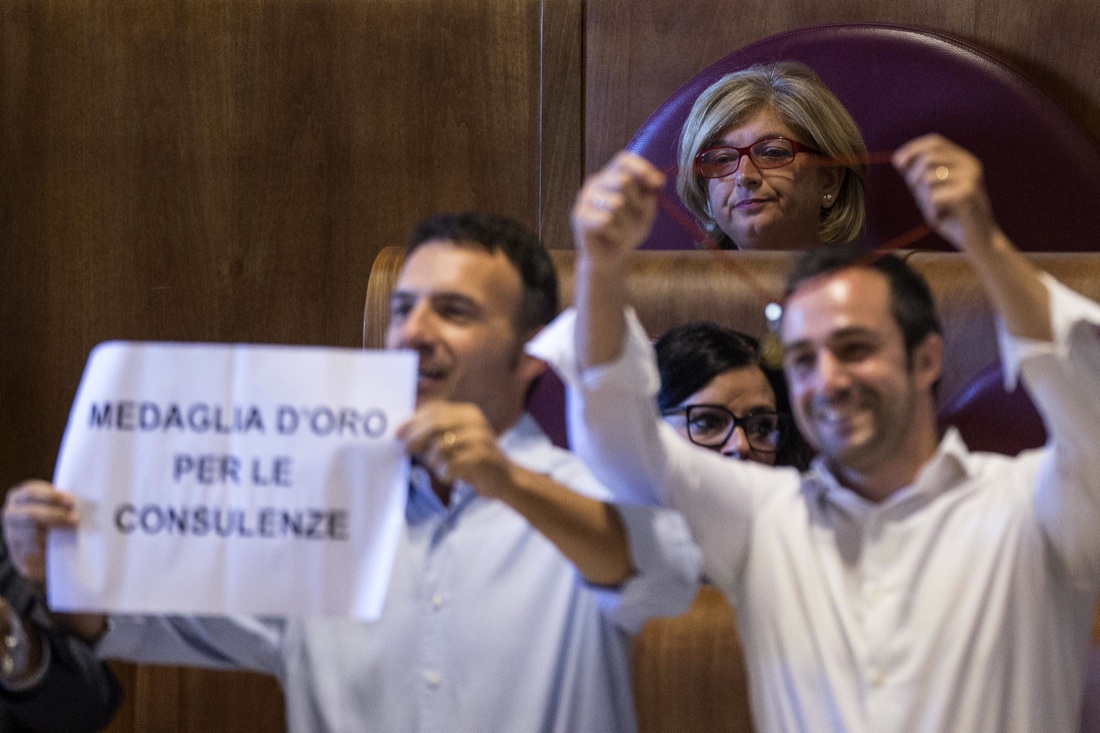 Rifiuti a Roma: la difesa di Virginia Raggi Rifiuti a Roma: la difesa di Virginia Raggi