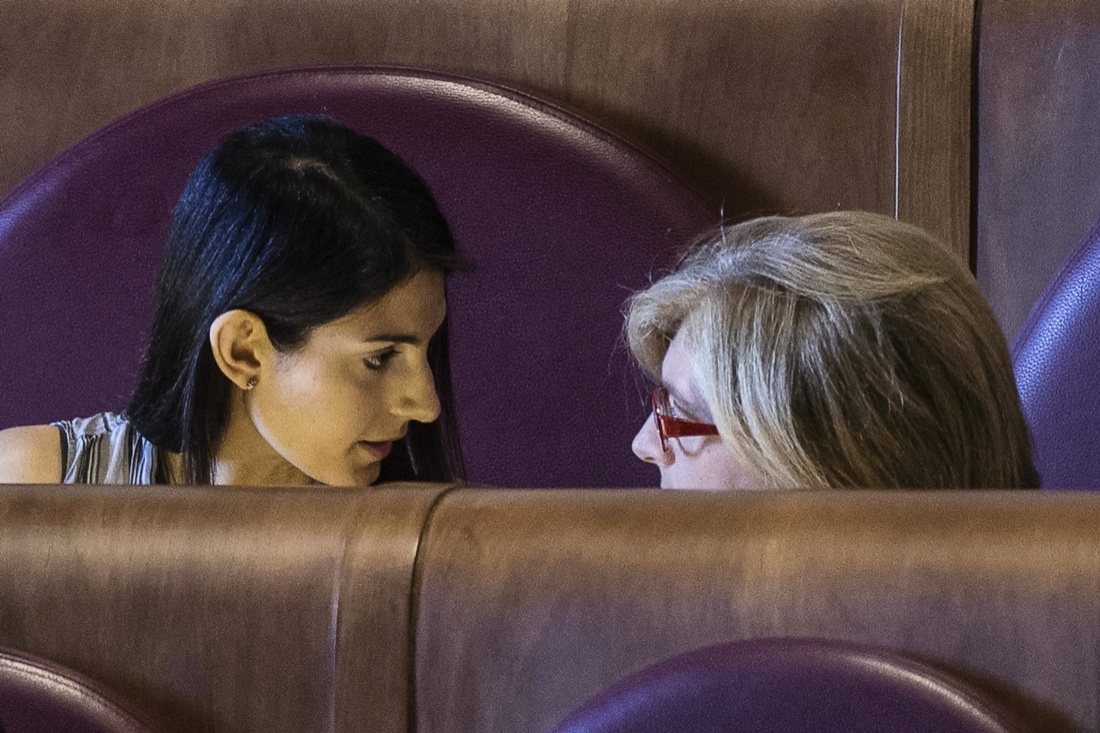 Rifiuti a Roma: la difesa di Virginia Raggi Rifiuti a Roma: la difesa di Virginia Raggi