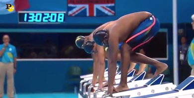 Il nuotatore etiope arriva 15 secondi dopo il vincitore