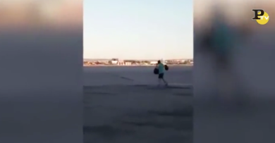 Corre sulla pista per non perdere l’aereo Ryanair – Video