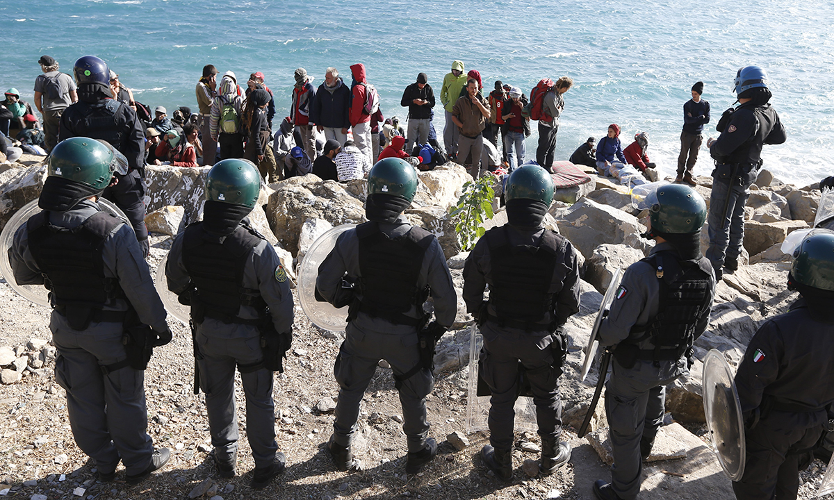 Migranti a Ventimiglia: un anno di proteste e sgomberi – Foto
