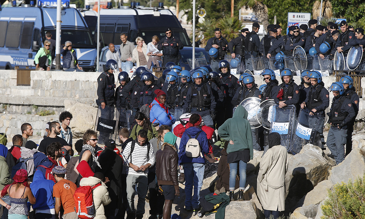 Migranti a Ventimiglia: un anno di proteste e sgomberi – Foto