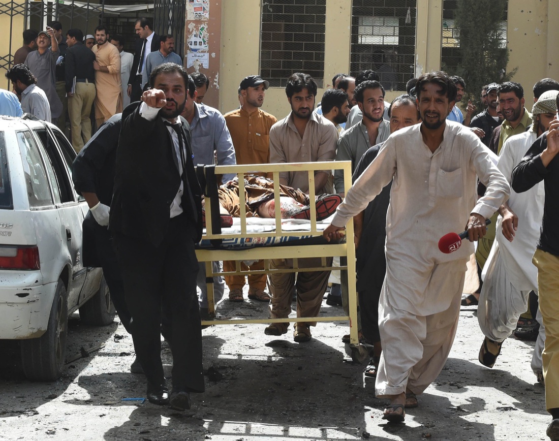 Pakistan: c’è l’Isis dietro la strage degli avvocati – Foto e video