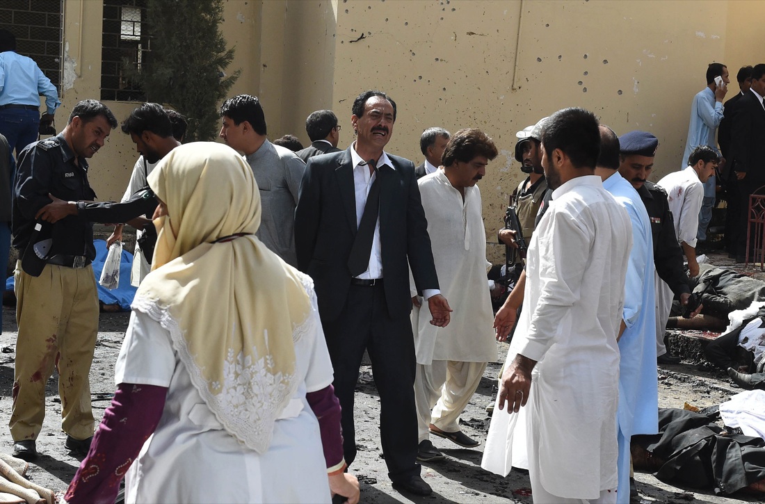 Pakistan: c’è l’Isis dietro la strage degli avvocati – Foto e video