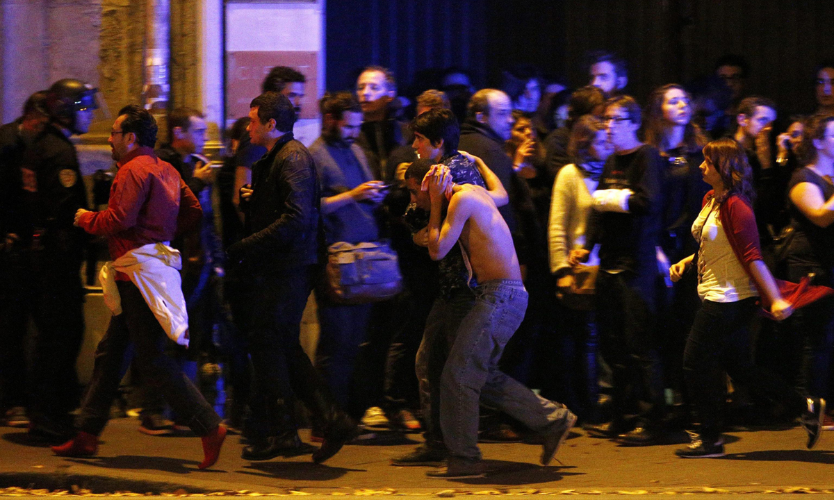 Isis, così si addestrano i terroristi che colpiscono in Europa Isis, così si addestrano i terroristi che colpiscono in Europa