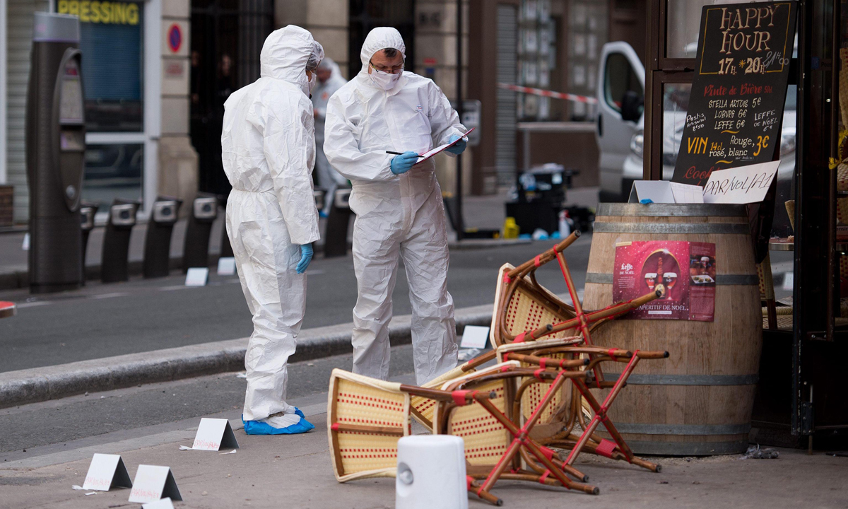 Isis, così si addestrano i terroristi che colpiscono in Europa Isis, così si addestrano i terroristi che colpiscono in Europa