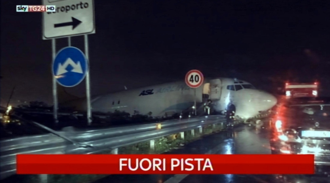 Galleria foto 'Aereo cargo fuoripista a Orio al Serio: foto e video' - foto 3