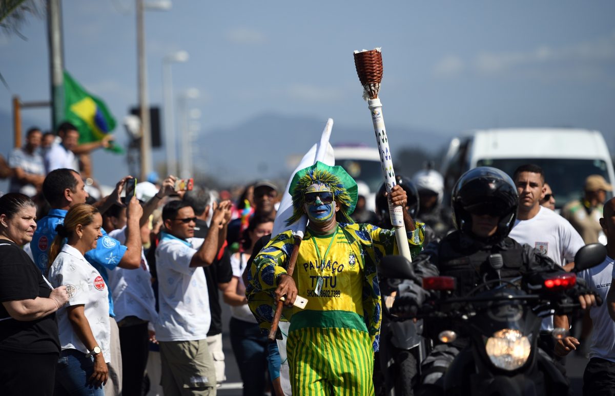 Galleria foto 'Rio 2016: la torcia sfila in città prima della Cerimonia d’apertura – foto' - foto 2