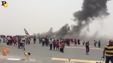 Incidente aereo Emirates: i passeggeri evacuati | video