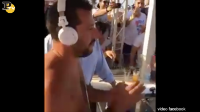 Salvini “deejay” al Papeete di Milano Marittima | video