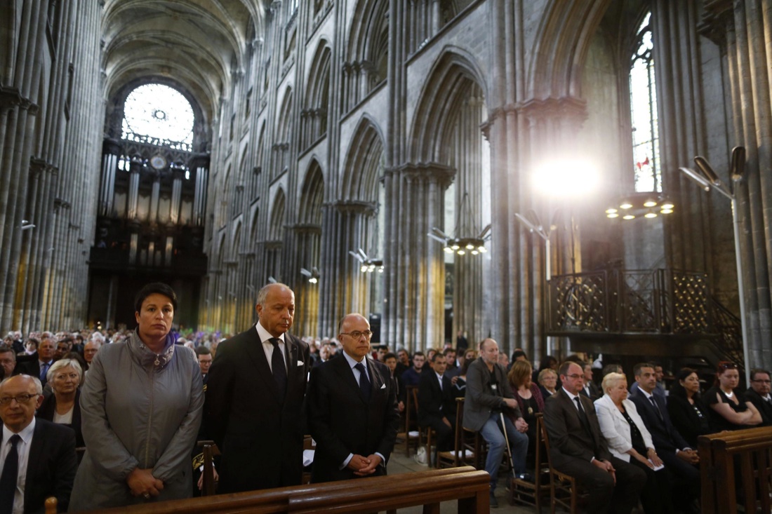Francia: Rouen saluta padre Jacques, le foto dei funerali Francia: Rouen saluta padre Jacques, le foto dei funerali