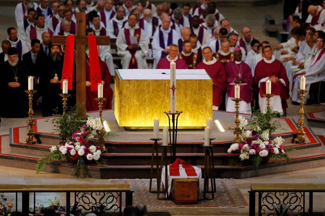 Francia: Rouen saluta padre Jacques, le foto dei funerali Francia: Rouen saluta padre Jacques, le foto dei funerali