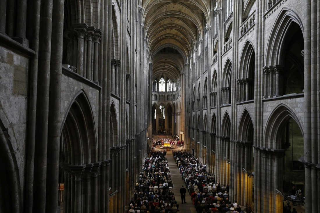 Francia: Rouen saluta padre Jacques, le foto dei funerali Francia: Rouen saluta padre Jacques, le foto dei funerali
