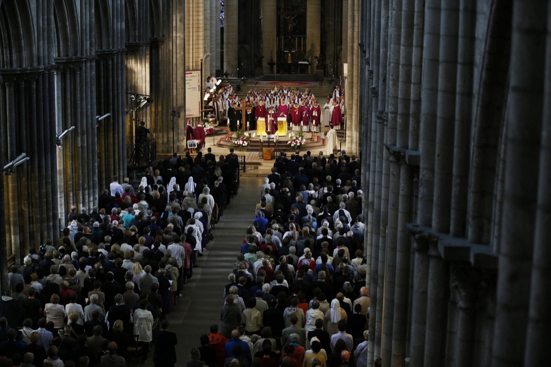 Francia: Rouen saluta padre Jacques, le foto dei funerali Francia: Rouen saluta padre Jacques, le foto dei funerali